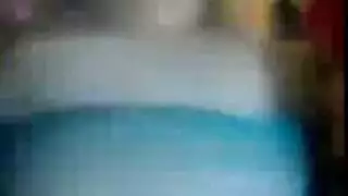 فتاة ريفية بيضاء بقميص نوم تتوسل لجنس ساخن في غرفة النوم