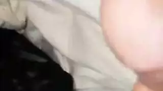 شاب ينام عليه سرير واحد مع أمه وينيكها