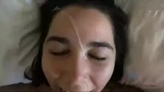 مهبل شاب ضيق يُدمر على السرير، وينتهي بفطيرة في الحلق