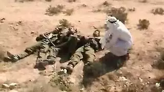 فيلم إباحي عسكري صريح: عاهرتان تأخذان قضيب الجندي وتنسيه واجبه