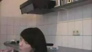 تعطيه بزازها يرضع و هي جالس على زبه في كسها