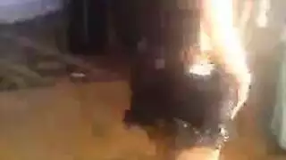 راقصة عربية ممتلئة تركب عمودًا وثدييها ومؤخرتها تهتز