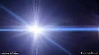 أم عزباء ترتدي سروال داخلي تأخذ ضربات من قضيب أسود كبير