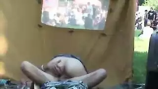 حفلة عامة تتحول لخاصة: جنس صريح في الحديقة