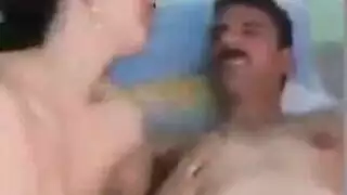 ثنائي عاهر يتناوب على ركوب قضيب صلب
