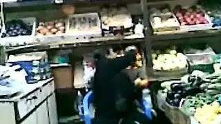 نيك أمام المحل: رجل عربي يعطي شرجي عميق للزبونة في المحل