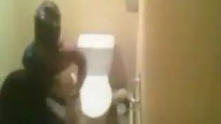 تسريب شريط جنس عربي: جنس فموي خطير في مرحاض عام