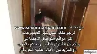 خادمة تأخذها عدة أعضاء للتصحيح