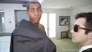 ترامب يشاهد زوجته تتناك من الحرس الشخصي