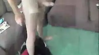 أبوها يلعق كسها، تبلل بسرعة، تسمح له بإدخال زبه