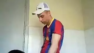 رجل مصري يمارس الجنس في كابينة الحمام