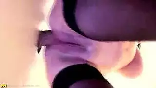 ميلف مثيرة تستأجر قضيب غريب لضرب شرجي قاسٍ