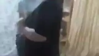 هاوية عراقية يائسة تفتح فرجها على الكاميرا