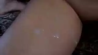 أبي يمارس الجنس مع مهبل ابنته الضيق بينما يمص حلماتها