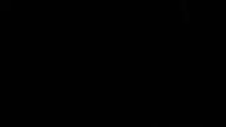 جمال أسمر ينشر ساقيه وهو يرتدي ثونغ أبيض صغير