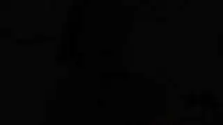 فتاة عاهرة ضخمة تأخذ قضيبين عميقاً في حلقها