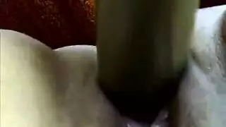 سمراء ضفائر تتعرى لجنس صريح بجانب المسبح