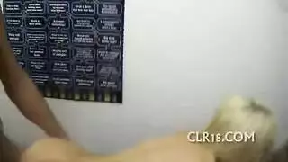 ثلاثي مثلي مثيرة يتحول إلى جنس جماعي في الخارج