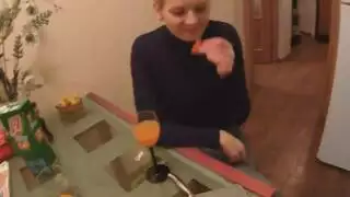 شقراء ممتلئة الصدر تحشو فرجها الرطب بقضيب سميك