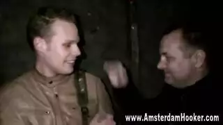 شقراء قرنية ترتدي النظارات تتوسل أن يُقذَف على وجهها