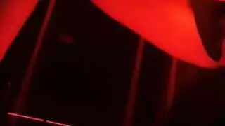 فتاة ذات شعر مجعد تفقد ملابسها المدرسية ويتم تمديد فرجها الضيق