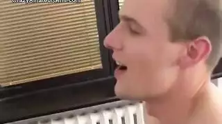 عاهرة أميليف تمص القضيب ثم تُركب في حركة جنسية صعبة