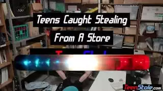 مراهقة ممتلئة تتعرض لإيلاج مزدوج من صديقاتها