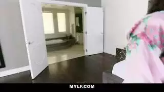 إنها بالتأكيد تريد الحيوانات المنوية له في أسنانها