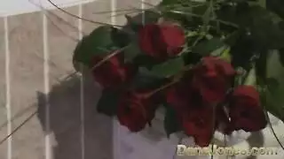 نيك ساخن بعيد الحب: عاهرة عارية منحنية على حوض الحمام