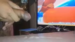 بلوندية ترتدي نظارات مع قضيبين: جنس فموي وعلاقة صريحة بغرفة المعيشة