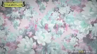 حفلة جنس خفية: الأحفاد يمارسون الجنس الصريح بينما الجدة غائبة