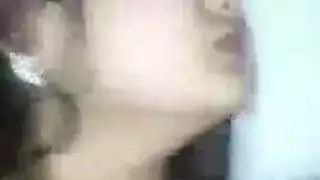 فتاة تحضر عاشقها لغرفتها