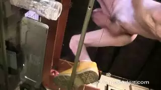 الرجل الأنيق يطلق العنان لميوله الجنسية الشاذة