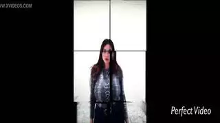 امرأة ناضجة كبيرة الصدر تأخذ كل القضيب الذي تتحمله