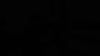 عاهرة آسيوية شابة تأخذ مالاً وتلقي سائلًا على وجهها في إباحية