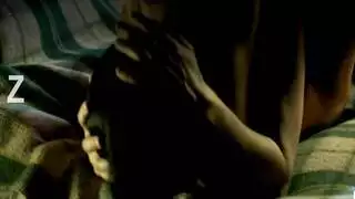 امرأة ضئيلة تأخذ كل البوصة في فمها للرجل المحظوظ