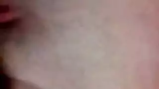 فحل شاب في زي يجعلها تبلغ بالشفاه