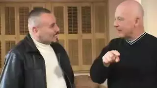 الزي المدرسي يُخلع بينما تمارس الفتاة الشقراء الجنس مع شاب أصغر في غرفتها