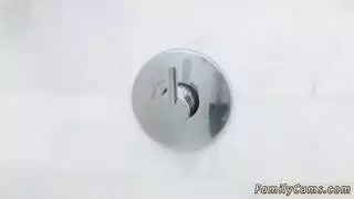 مراهقة روسية ساذجة تأخذ قضيب رئيسها عميقاً في شرجها