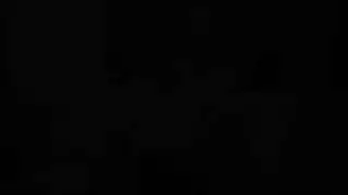 تتعرى ببطء ثم تأخذ قضيباً كبيراً في وضعية المبشر