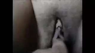 عربية ذات أثداء كبيرة تمص حلماتها في فيلم إباحي صريح