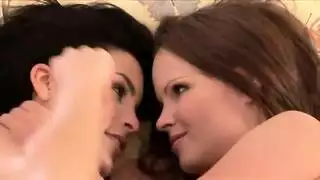 عاهرتان تتبادلان اللعاب قبل أن تلعقا فرج بعضهما