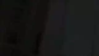 قضيب أسود طويل يضرب مهبلًا ضيقًا في شريط جنسي صريح