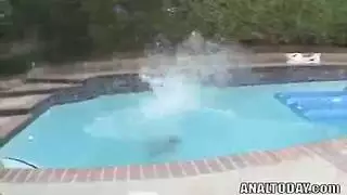 تقطيع لحم: عاهرة بمؤخرة ممتلئة تأخذه في الفتحتين