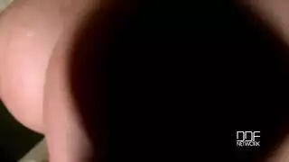 جنس ساخن في المطبخ: الزوجة تقدم مصاً مكثفاً صباحاً