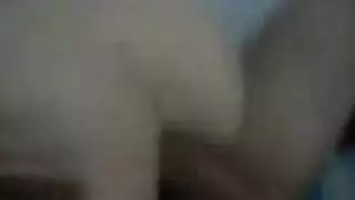 قضيب طويل صلب يمدد طيز مرتعد في مقطع إباحي