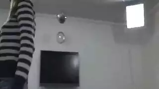 جلسة إباحية عنيفة يدخل فيها أصابعه بعمق