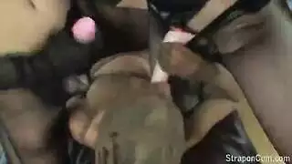 لعب مهبلي ثلاثي في ملابس داخلية حريرية