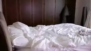 بشرة ناعمة، كس ساخن: فتاة هاوية في مشهد جنسي عنيف