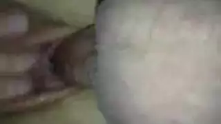 حممة ساخنة تضخ عميقاً في شقها المحلوق